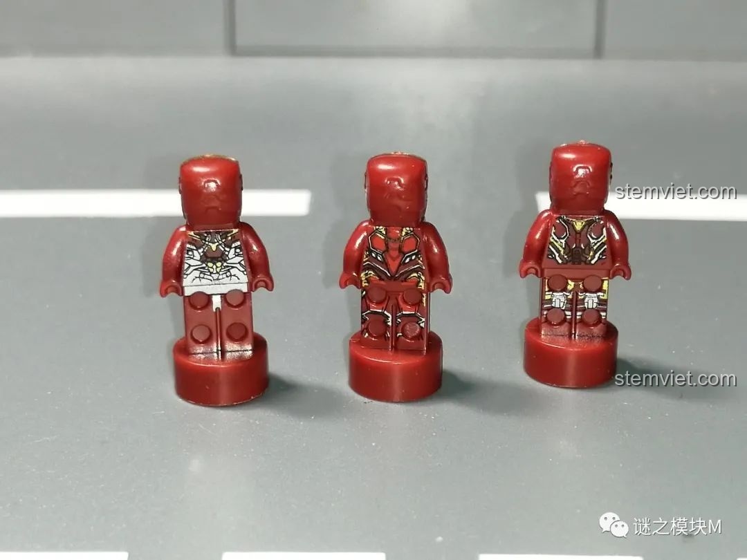 Mặt sau của ba minifigure Người Sắt MK47, MK50, MK85 từ bộ sưu tập giáp Người Sắt DLP8801.