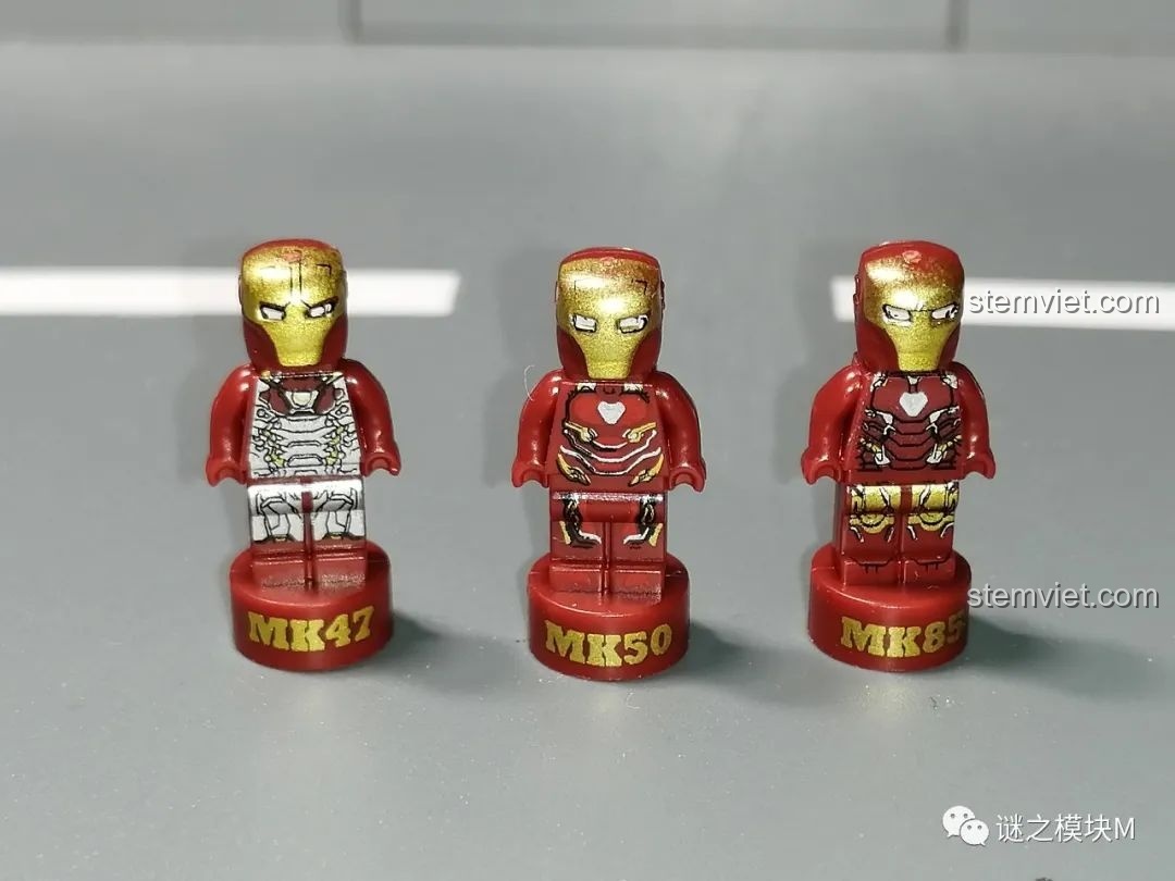 Ba minifigure Người Sắt MK47, MK50, MK85 từ bộ sưu tập giáp Người Sắt DLP8801, nhìn từ phía trước.
