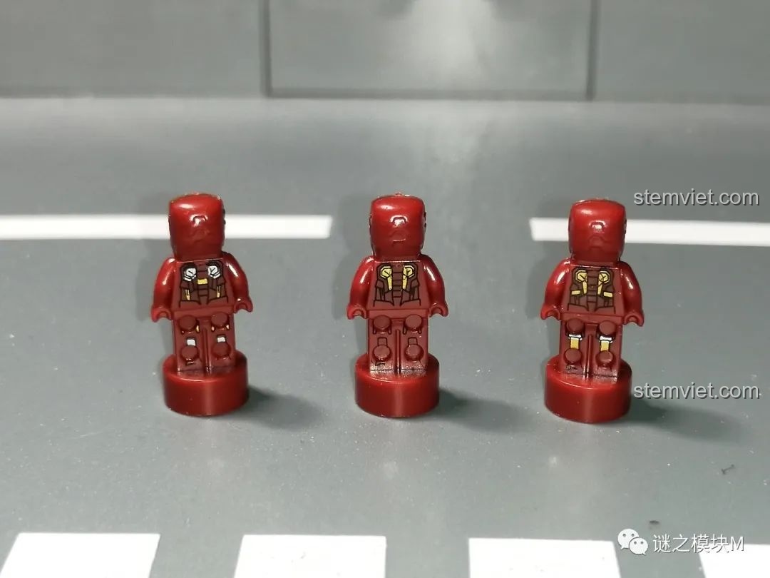 Mặt sau của ba minifigure Người Sắt MK7, MK8, MK9 từ bộ sưu tập giáp Người Sắt DLP8801.