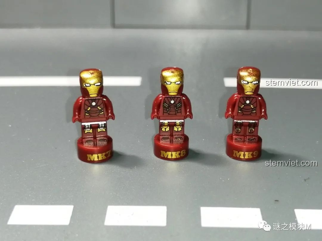 Ba minifigure Người Sắt MK7, MK8, MK9 từ bộ sưu tập giáp Người Sắt DLP8801, nhìn từ phía trước.