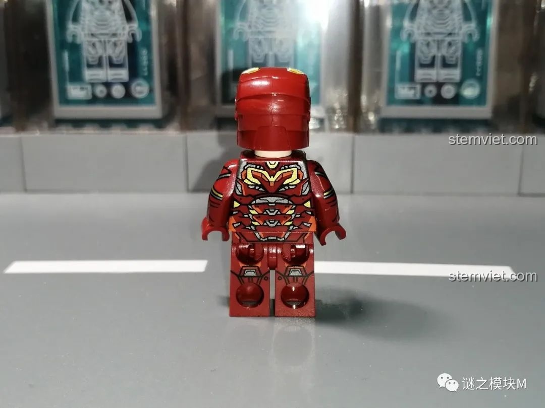 Mặt sau của minifigure Iron Man MK45 chuẩn, cho thấy sự khác biệt rõ ràng so với bản lỗi trong bộ DLP8801.