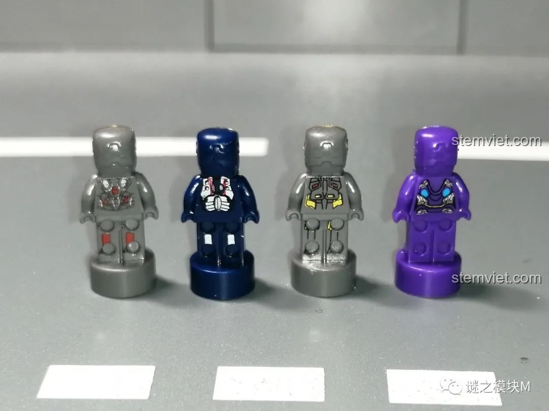 Mặt sau của bốn minifigure Pepper Potts trong giáp Rescue Armor từ bộ sưu tập giáp Người Sắt Iron Book DLP8801.