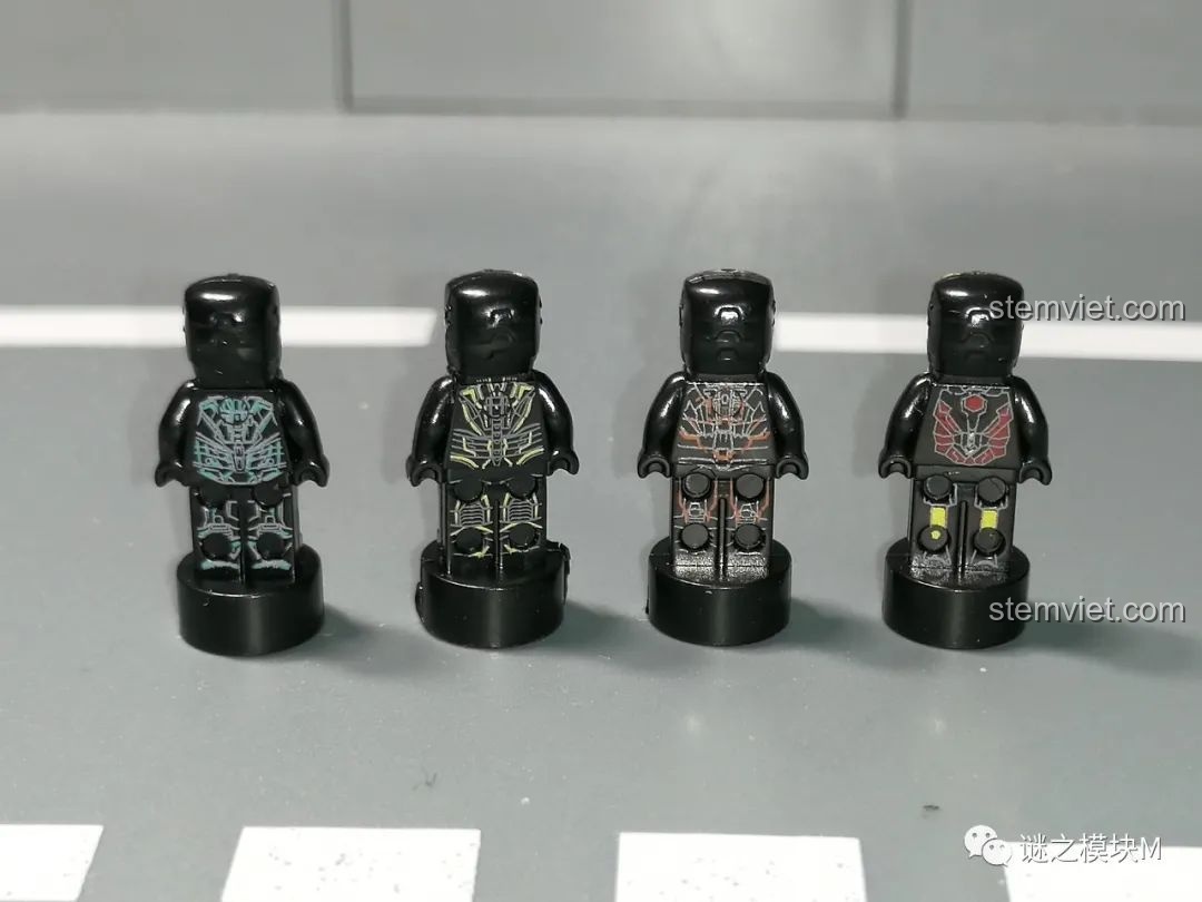 Mặt sau của bốn minifigure Iron Man phiên bản Tron từ bộ sưu tập giáp Người Sắt Iron Book DLP8801.