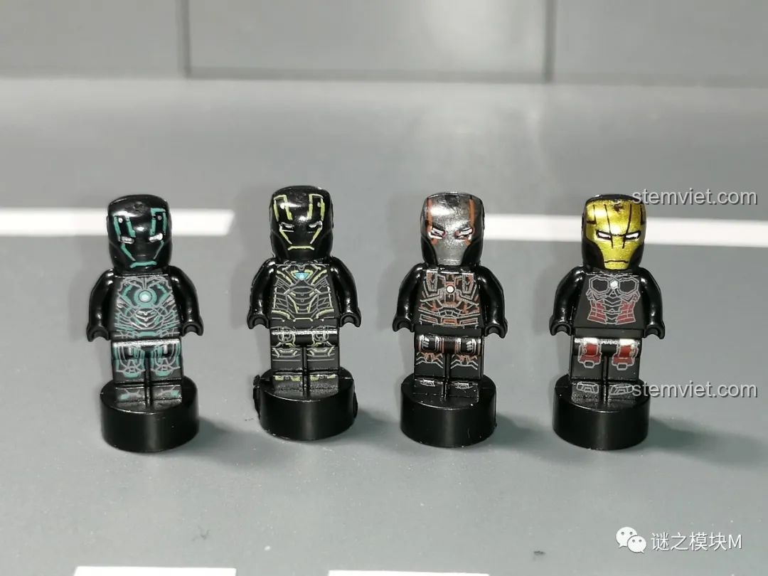 Bốn minifigure Iron Man phiên bản Tron từ bộ sưu tập giáp Người Sắt Iron Book DLP8801, nhìn từ phía trước.