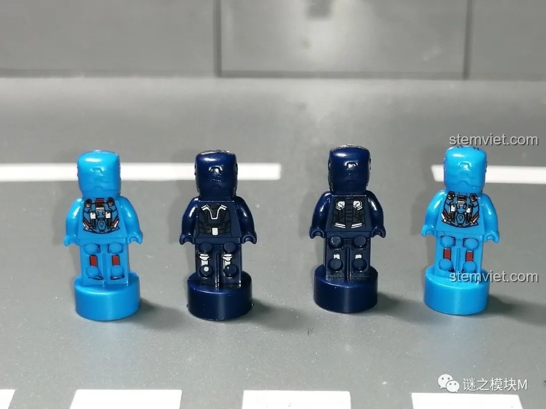 Mặt sau của bốn minifigure War Machine từ bộ sưu tập giáp Người Sắt Iron Book DLP8801.