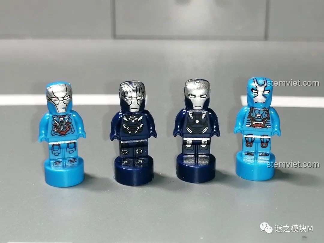 Bốn minifigure War Machine từ bộ sưu tập giáp Người Sắt Iron Book DLP8801, nhìn từ phía trước.