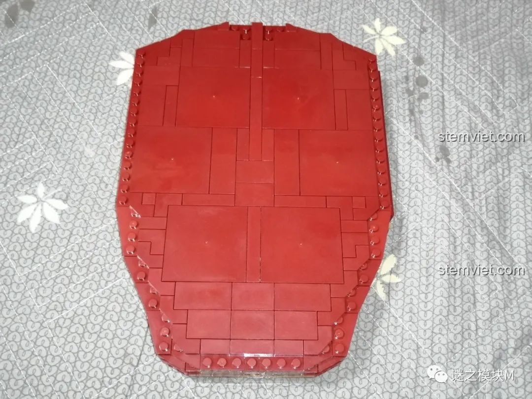 Chi tiết nút bấm kích hoạt đèn LED trên bìa sách Iron Book DLP8801, cho thấy tính năng tương tác.