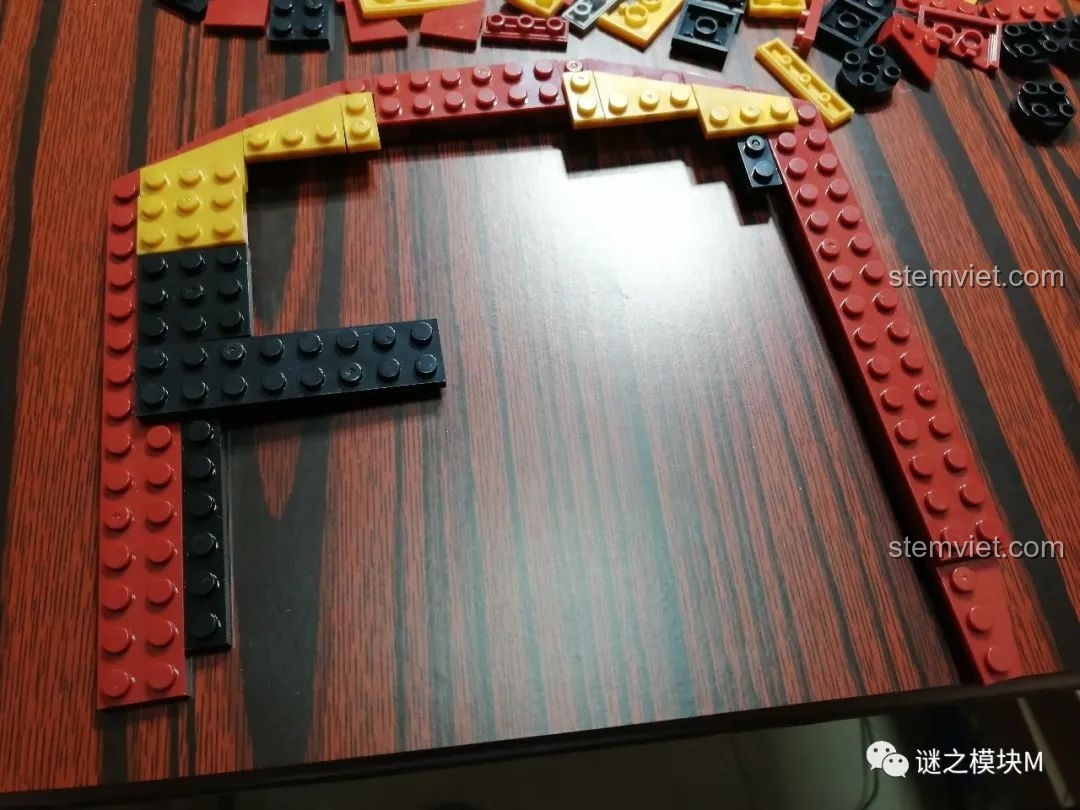 Quá trình lắp ráp phần bìa sách của bộ Sách Minifigure Người Sắt Iron Book DLP8801, các mảnh ghép ban đầu.