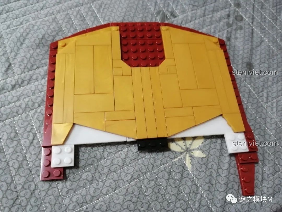 Tiến độ lắp ráp phần bìa sách của bộ Sách Minifigure Người Sắt Iron Book DLP8801, các mảnh ghép vàng và đỏ.