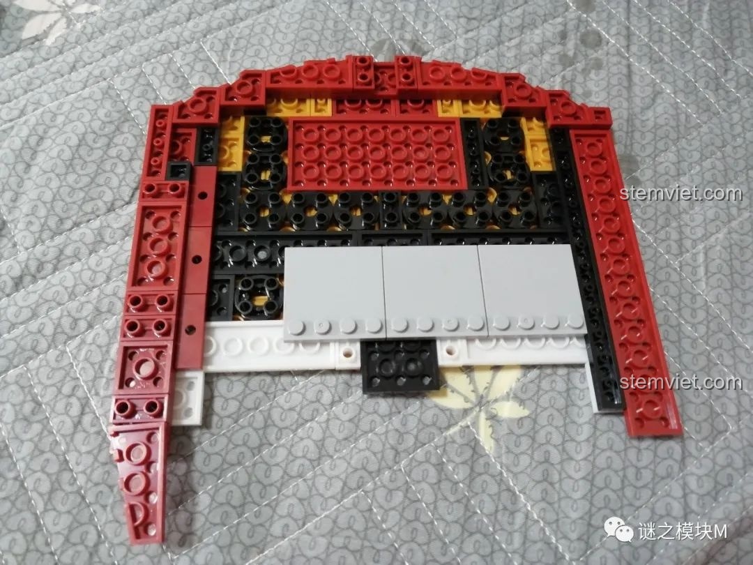 Cấu trúc bên trong của bìa sách Sách Minifigure Người Sắt Iron Book DLP8801 trong quá trình lắp ráp.