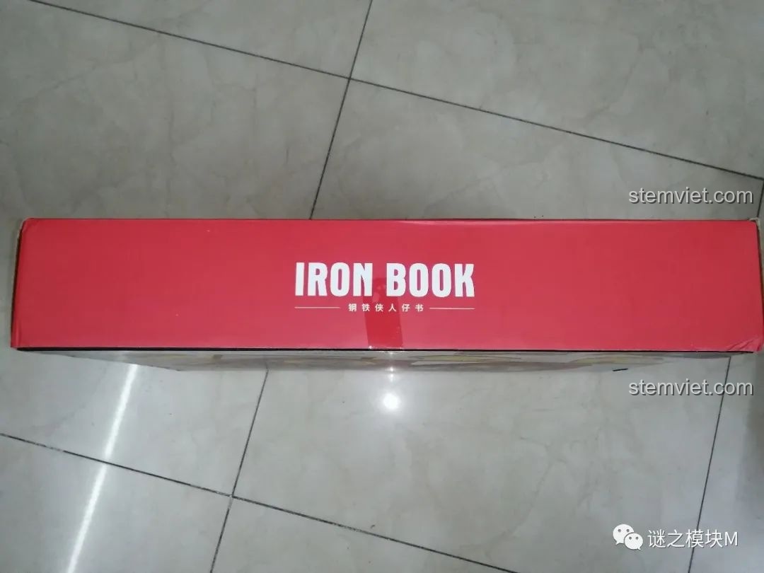 Cạnh bên của hộp Sách Minifigure Người Sắt Iron Book DLP8801, hiển thị tên sản phẩm rõ ràng.