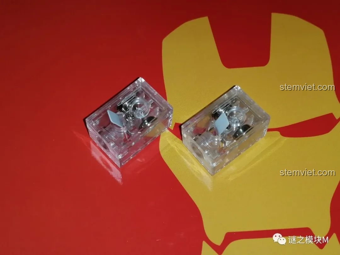 Hai viên gạch phát sáng (đèn LED) đi kèm bộ Sách Minifigure Người Sắt Iron Book DLP8801.