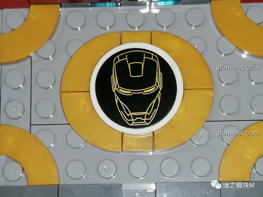 Mô hình Sách Minifigure Người Sắt Iron Book DLP8801 đã hoàn thành, mở ra trưng bày 60 minifigure.