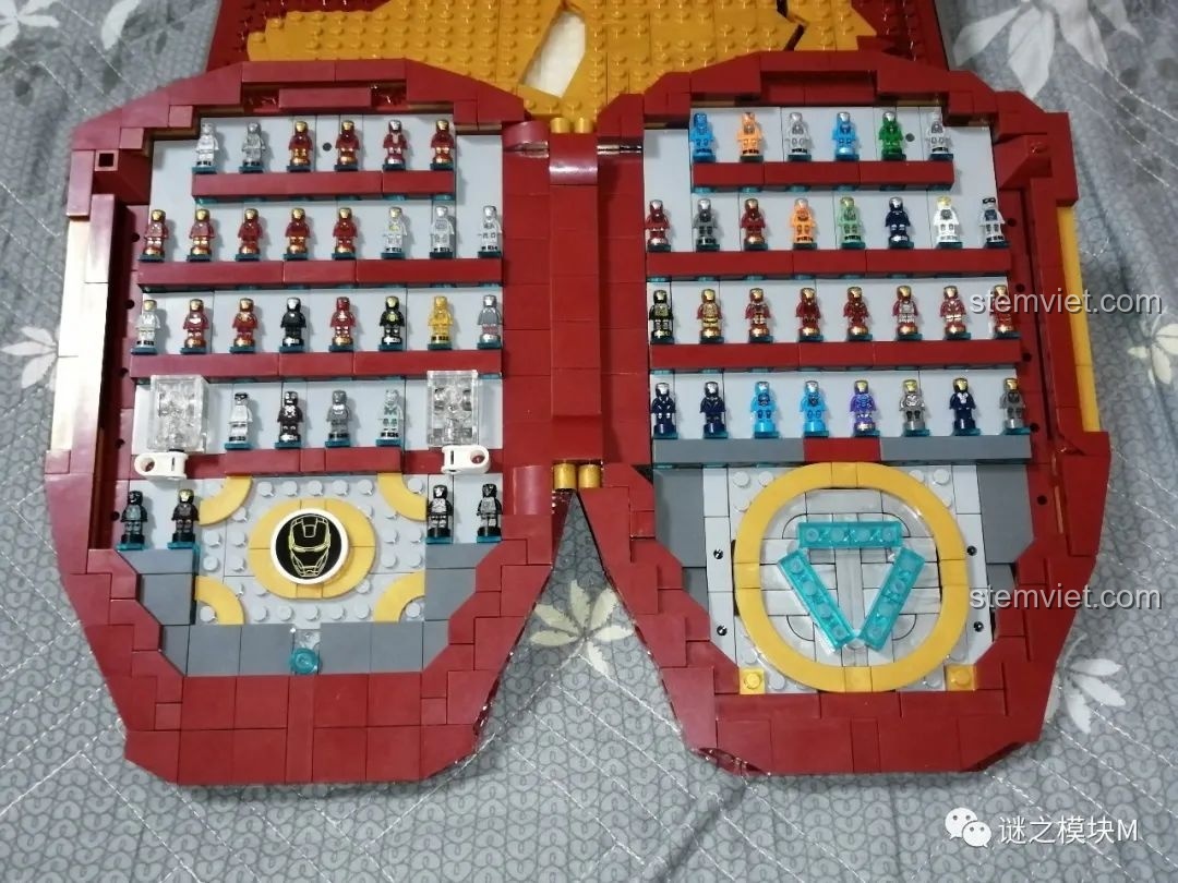 Mô hình Sách Minifigure Người Sắt Iron Book DLP8801 đã hoàn thành, mở ra trưng bày 60 minifigure.