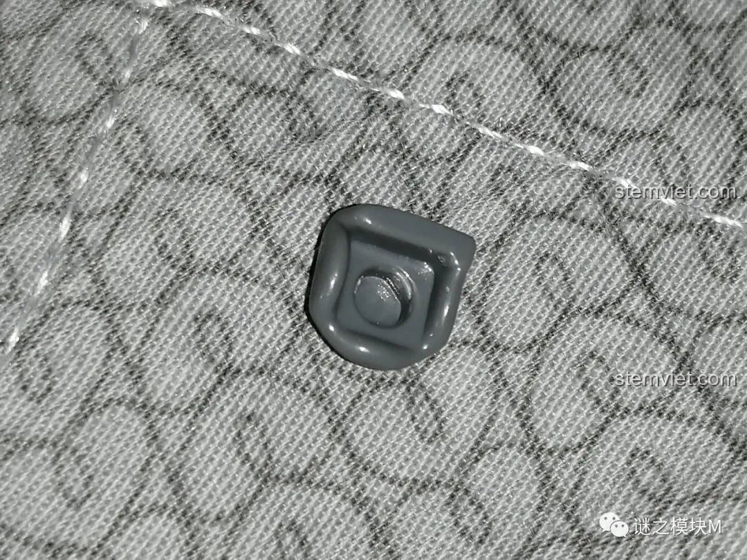 Mô hình Sách Minifigure Người Sắt Iron Book DLP8801 đã hoàn thành, mở ra trưng bày 60 minifigure.