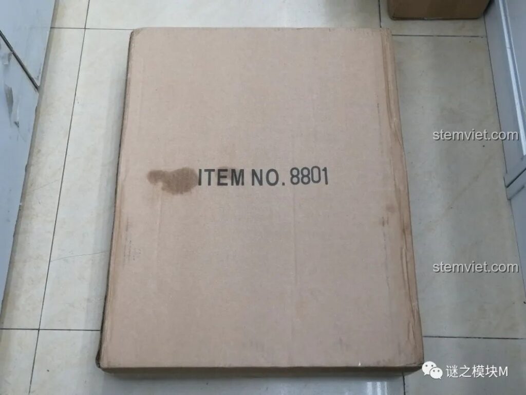 Hộp carton bên ngoài của bộ lắp ráp Sách Minifigure Người Sắt Iron Book DLP8801, đánh dấu mã sản phẩm 8801.