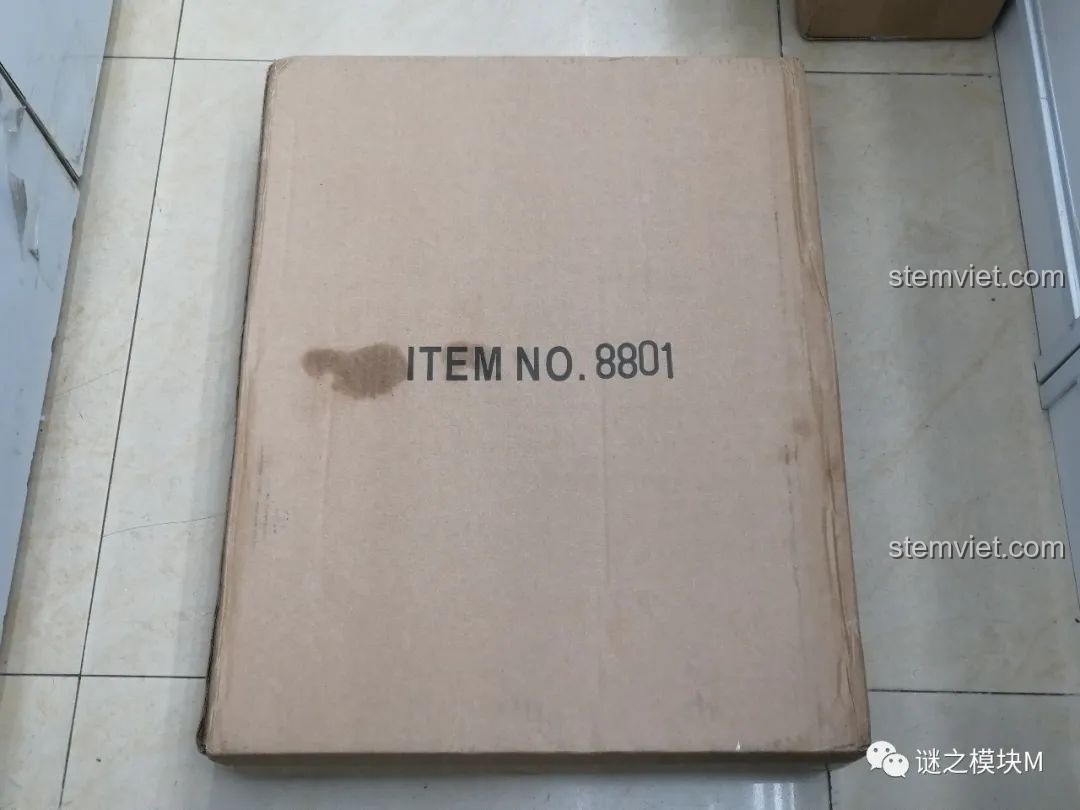 Hộp carton bên ngoài của bộ lắp ráp Sách Minifigure Người Sắt Iron Book DLP8801, đánh dấu mã sản phẩm 8801.