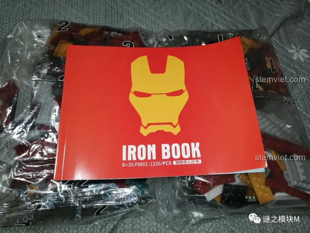 Sách hướng dẫn lắp ráp màu đỏ của bộ Sách Minifigure Người Sắt Iron Book DLP8801 với biểu tượng Iron Man.