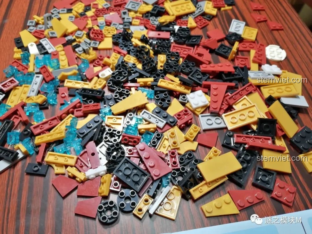 Toàn bộ linh kiện của bộ lắp ráp Sách Minifigure Người Sắt Iron Book DLP8801 được đổ ra bàn.