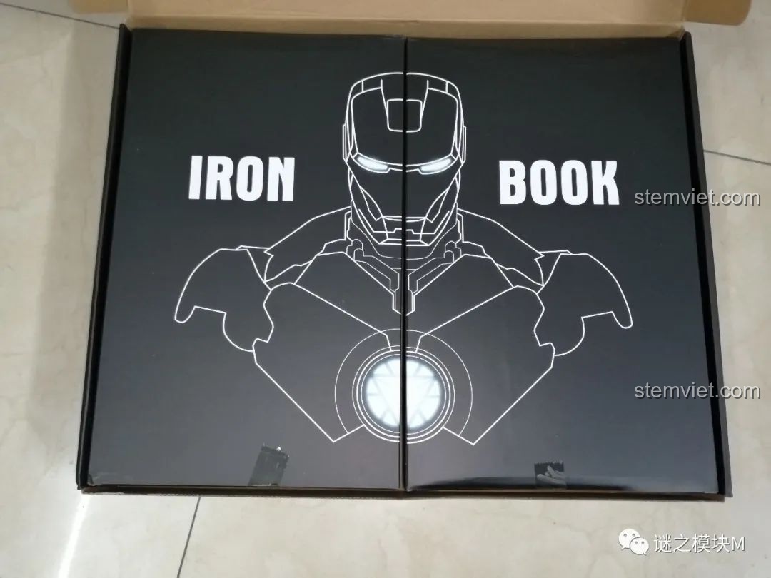 Mở hộp Sách Minifigure Người Sắt Iron Book DLP8801, lộ ra hộp đen bên trong với hình Iron Man.
