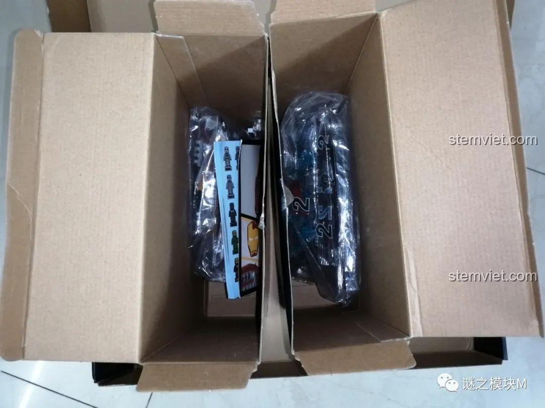 Hộp Sách Minifigure Người Sắt Iron Book DLP8801 được chia thành hai ngăn riêng biệt chứa các túi linh kiện.