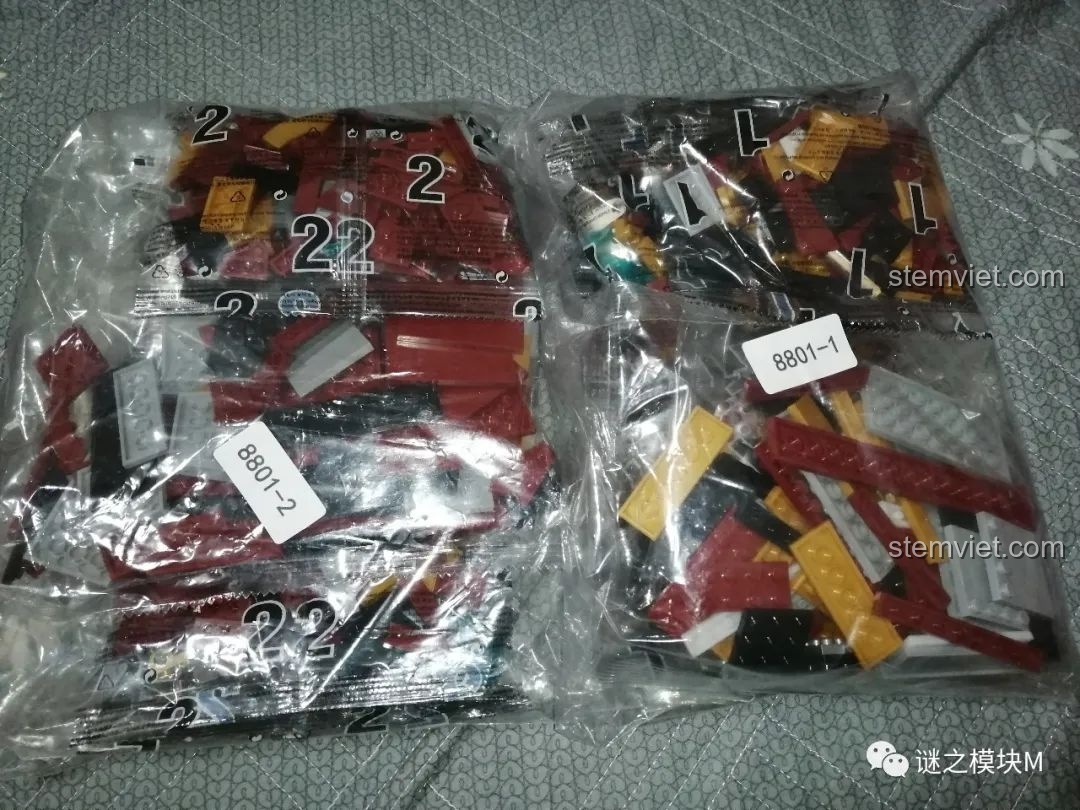 Hai túi linh kiện lớn của bộ lắp ráp Sách Minifigure Người Sắt Iron Book DLP8801, đánh số 1 và 2.