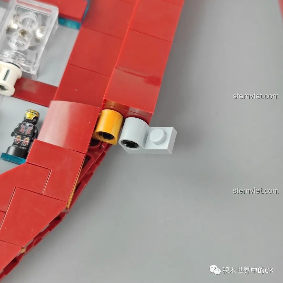 Chi tiết bản lề và cơ chế đóng mở của bộ lắp ghép Sách Minifigure Người Sắt Iron Book DLP8801, đảm bảo độ bền.