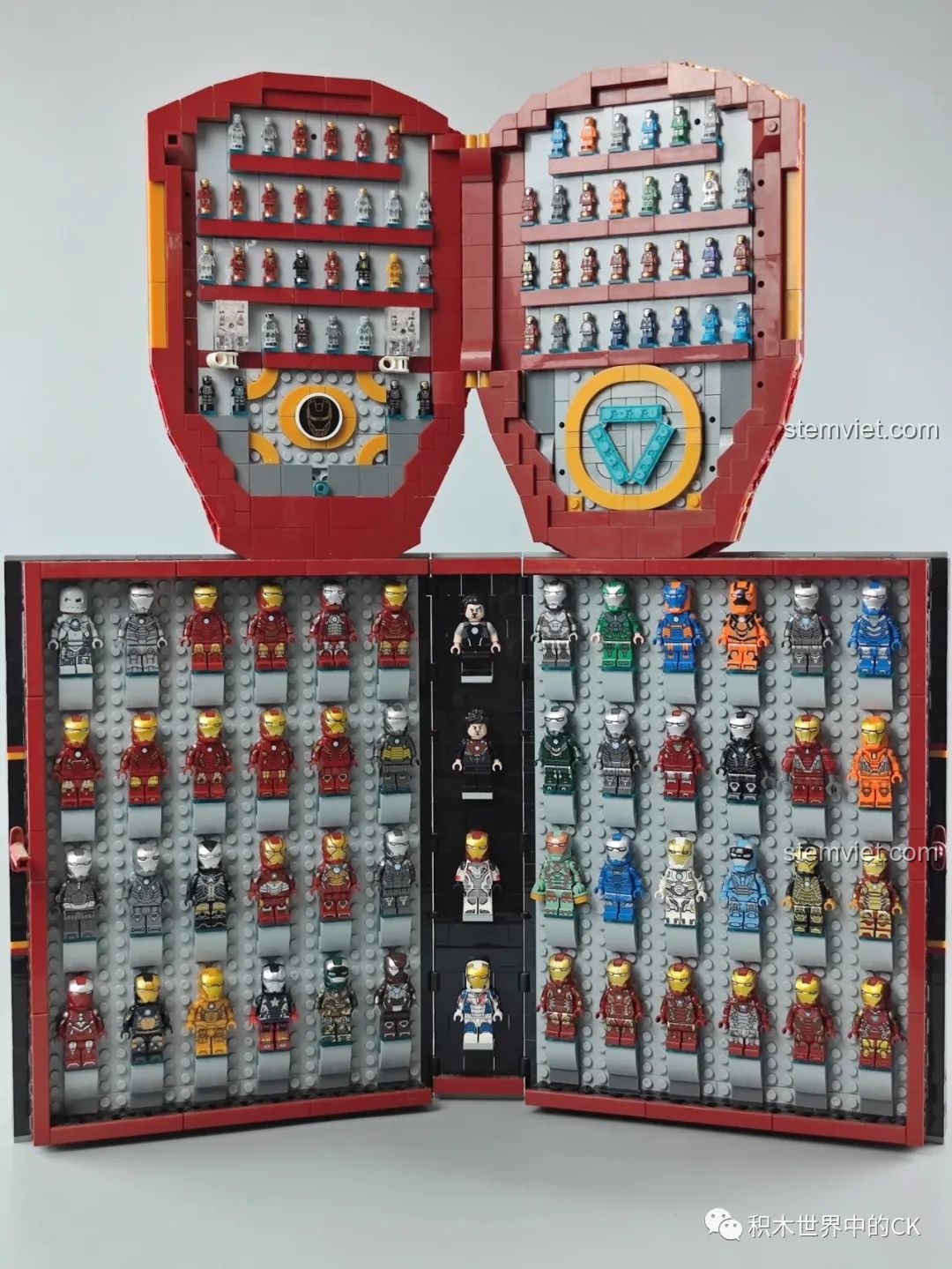 Toàn cảnh bộ sưu tập giáp Iron Man được trưng bày bên trong Sách Minifigure Người Sắt Iron Book DLP8801 và một tủ khác.