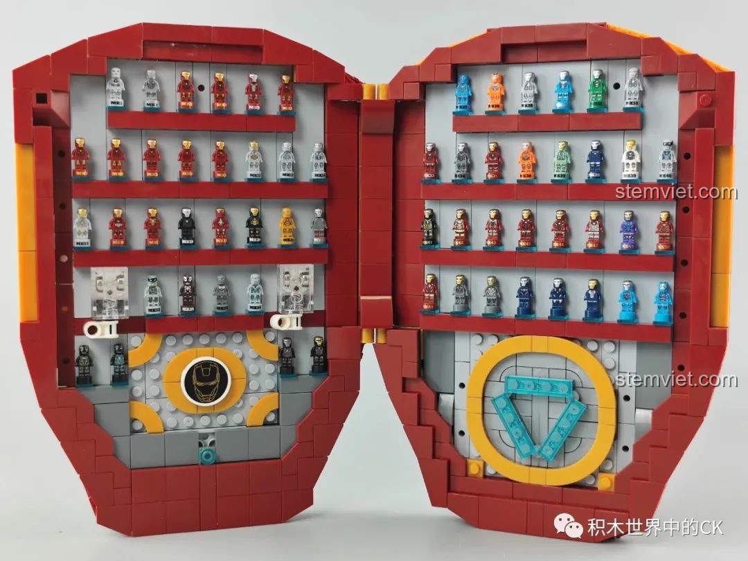 Cấu trúc bên trong của quán cà phê được mở ra, lộ ra các ngăn kệ để trưng bày minifigure Iron Man DLP8801.