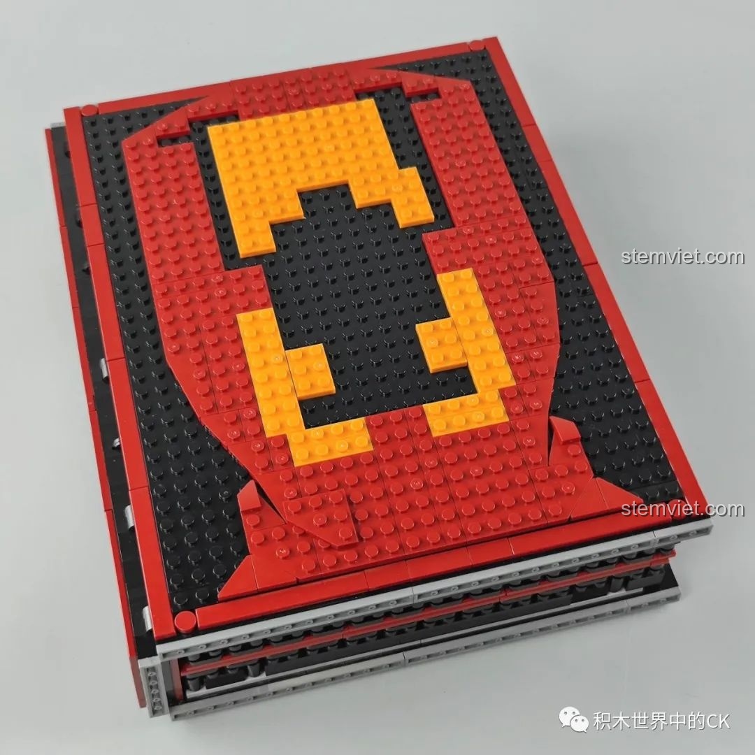 Mô hình Sách Minifigure Người Sắt Iron Book DLP8801 khi đóng lại, tạo hình mặt nạ Iron Man.