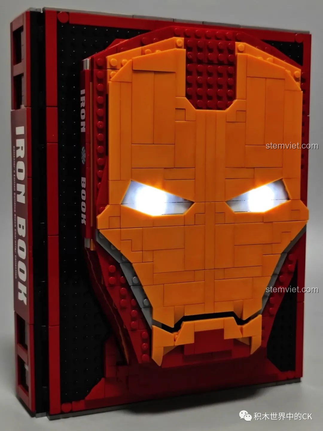 Góc nhìn toàn cảnh Sách Minifigure Người Sắt Iron Book DLP8801 khi đóng lại, với mắt Iron Man phát sáng.