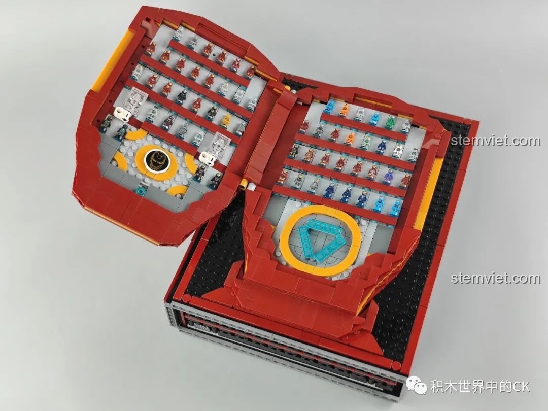 Góc nhìn từ trên cao của Sách Minifigure Người Sắt Iron Book DLP8801 đang mở, cho thấy cách sắp xếp minifigure.