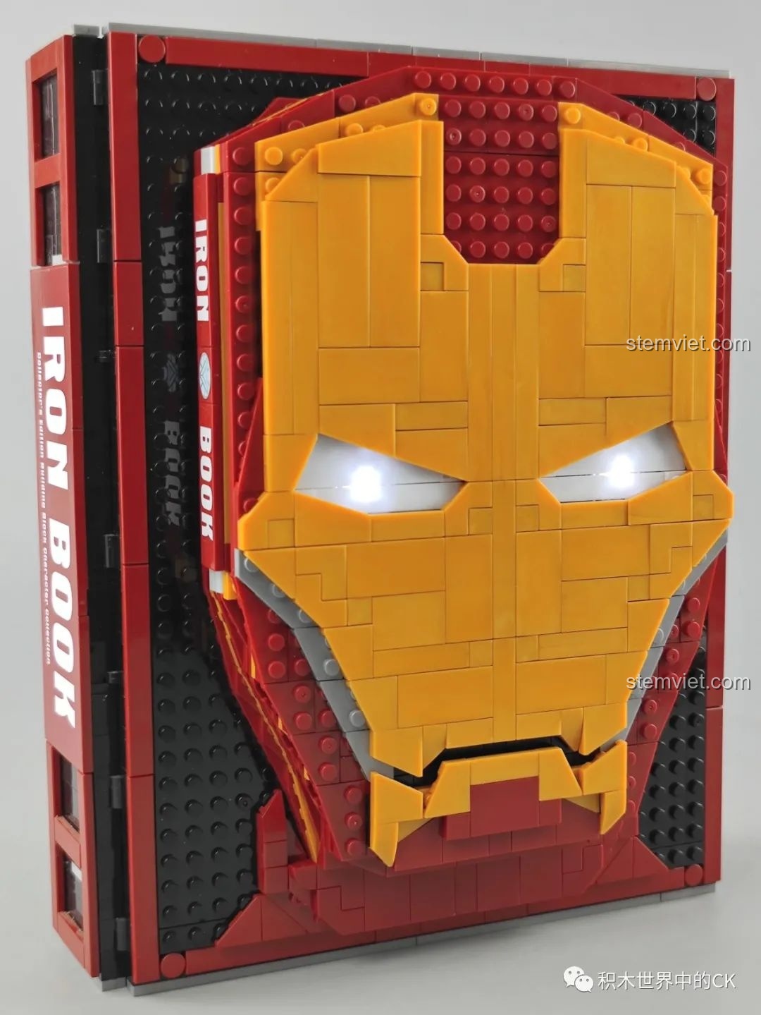 Sách Minifigure Người Sắt Iron Book DLP8801 khi đóng lại, mắt Iron Man phát sáng rực rỡ trong bóng tối.