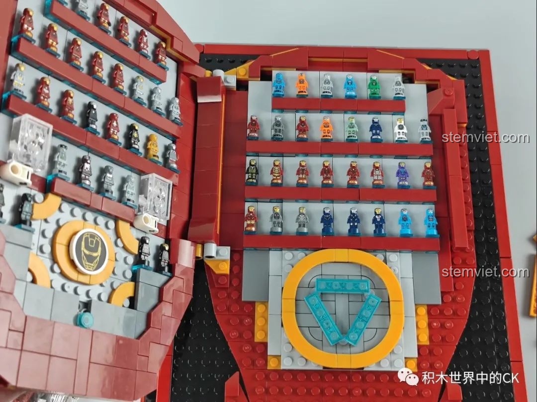 Các minifigure Iron Man được sắp xếp gọn gàng trên kệ trưng bày của Sách Minifigure Người Sắt Iron Book DLP8801.