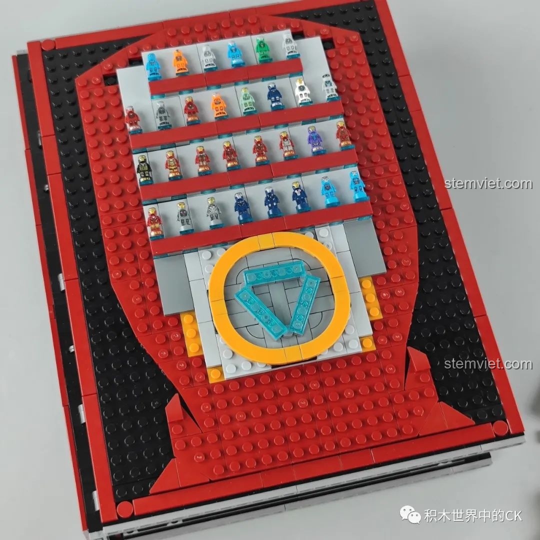 Cận cảnh các ngăn kệ được thiết kế bên trong Sách Minifigure Người Sắt Iron Book DLP8801 để trưng bày minifigure.