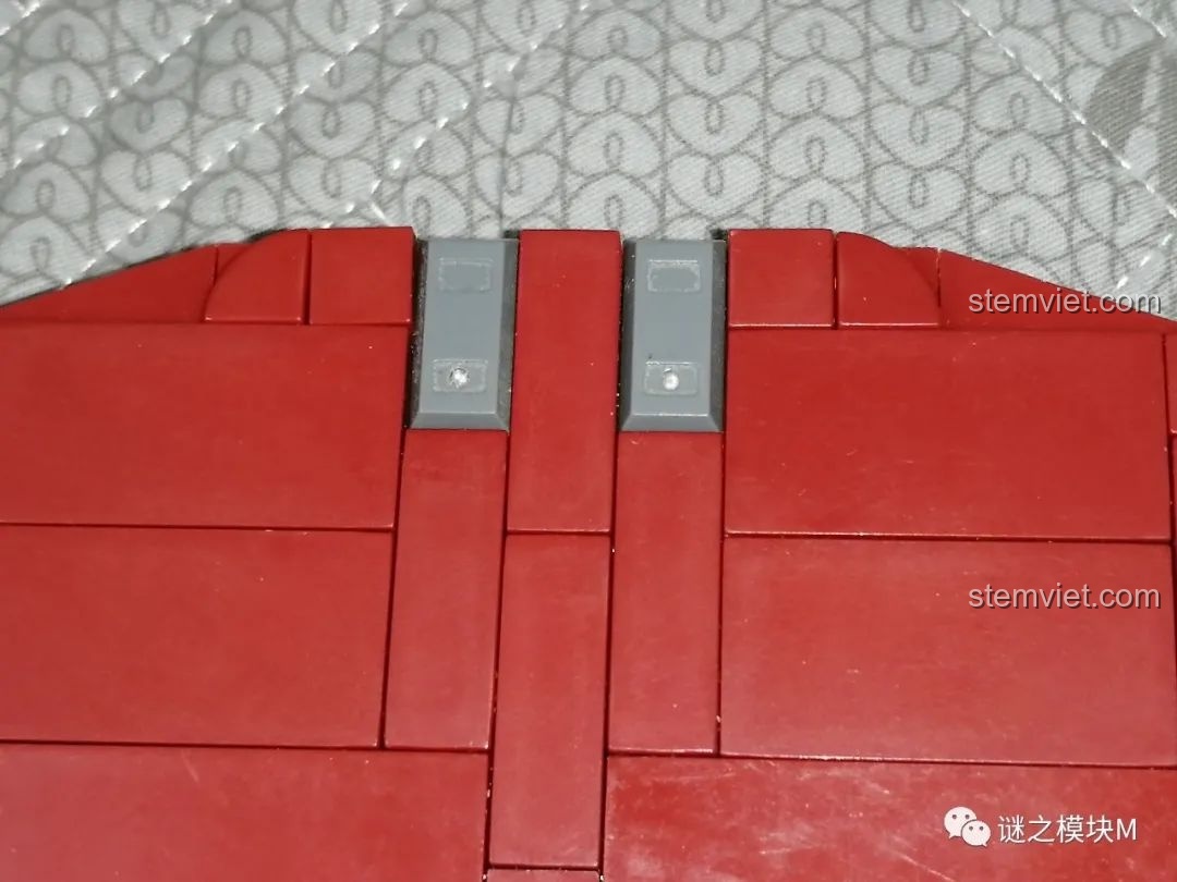 So sánh kích thước bìa sách Iron Book DLP8801 với một mặt nạ Iron Man khác, cho thấy sự tương đồng.