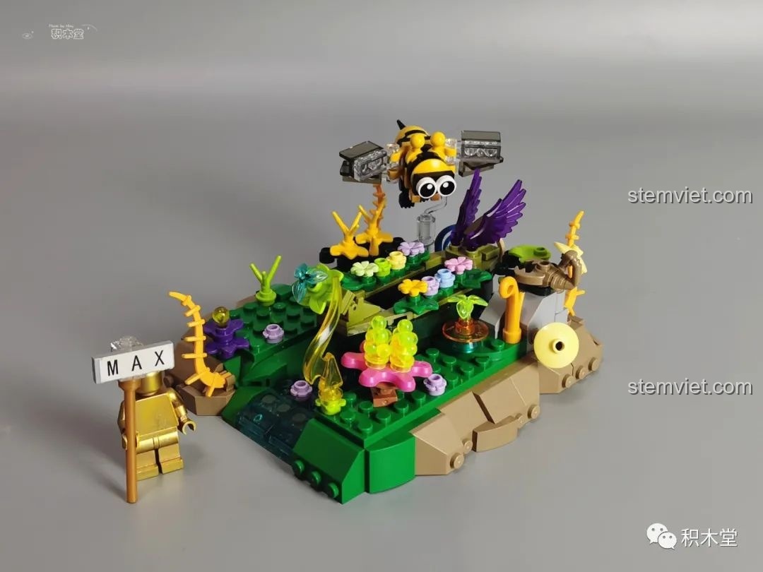 Chú ong mật đáng yêu trong bộ đồ chơi lắp ghép Pantasy 15002 Mỹ Nhân Trong Lồng, thêm chi tiết sinh động cho khu rừng cổ tích.