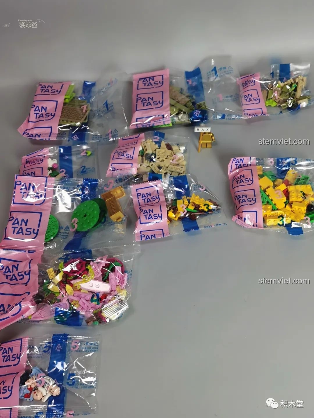 Các túi linh kiện được phân chia riêng biệt cho bộ đồ chơi Pantasy 15003 Ốc Sên Công Chúa, giúp bé dễ dàng lắp ráp.