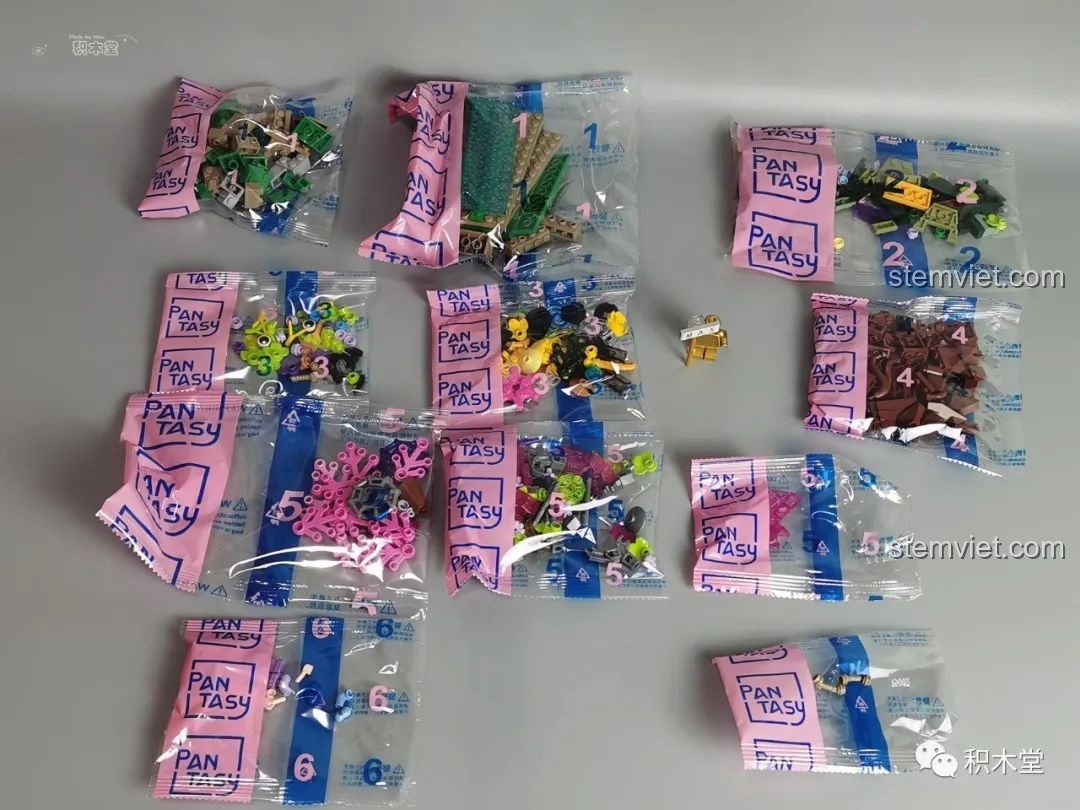 Các túi linh kiện được phân chia theo bước lắp ráp của bộ đồ chơi Pantasy 15002 Mỹ Nhân Trong Lồng và 15003 Ốc Sên Công Chúa, tiện lợi cho bé.