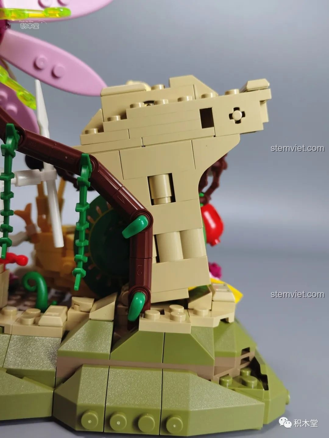 So sánh kích thước hai mô hình Pantasy 15002 và 15003 với một nhân vật khác, giúp hình dung rõ hơn về tỷ lệ.