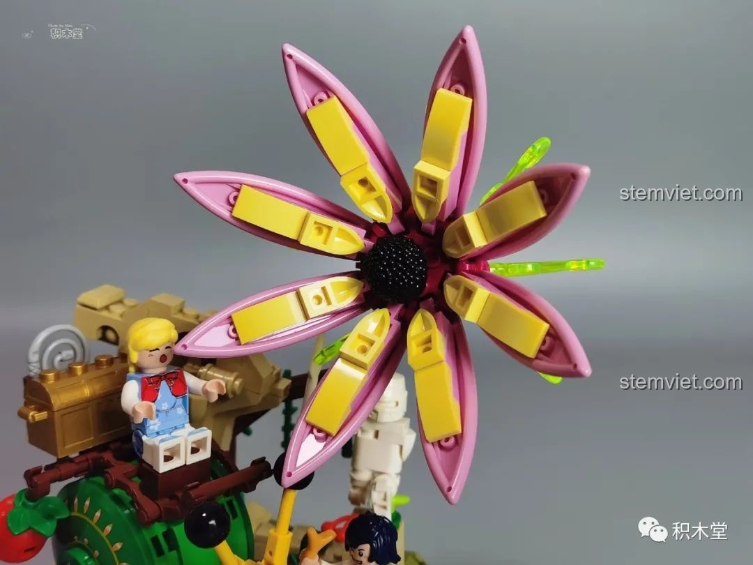 Quả dâu tây khổng lồ trong bộ Pantasy 15003 Ốc Sên Công Chúa, một chi tiết độc đáo và đầy màu sắc.