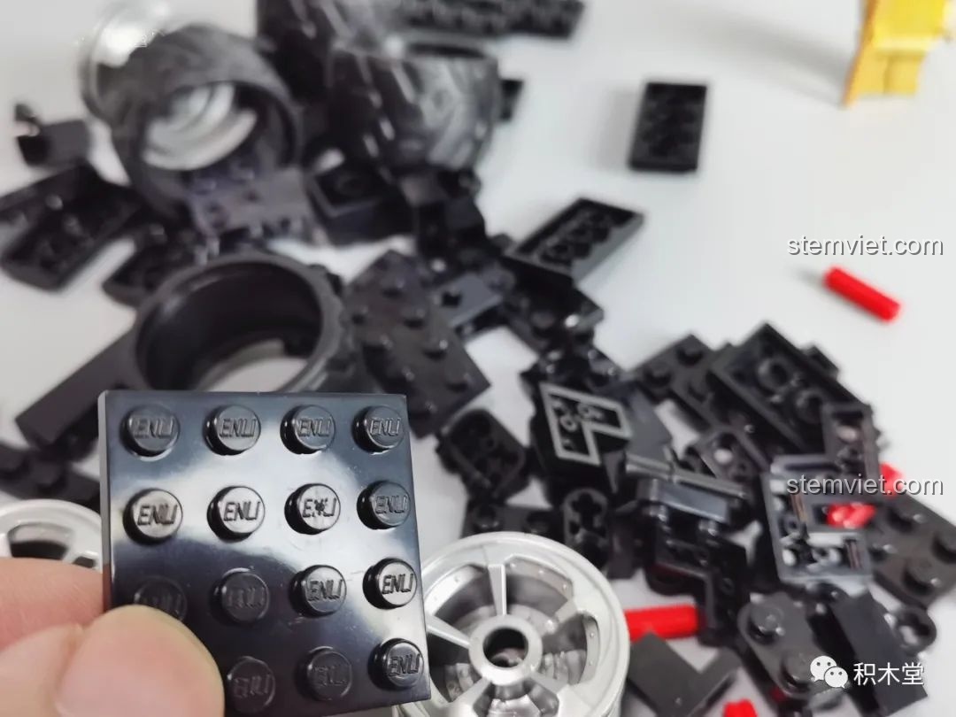 Cận cảnh các viên gạch đồ chơi lắp ráp Enlighten với logo ENLI, thể hiện chất lượng nhựa ABS cao cấp.