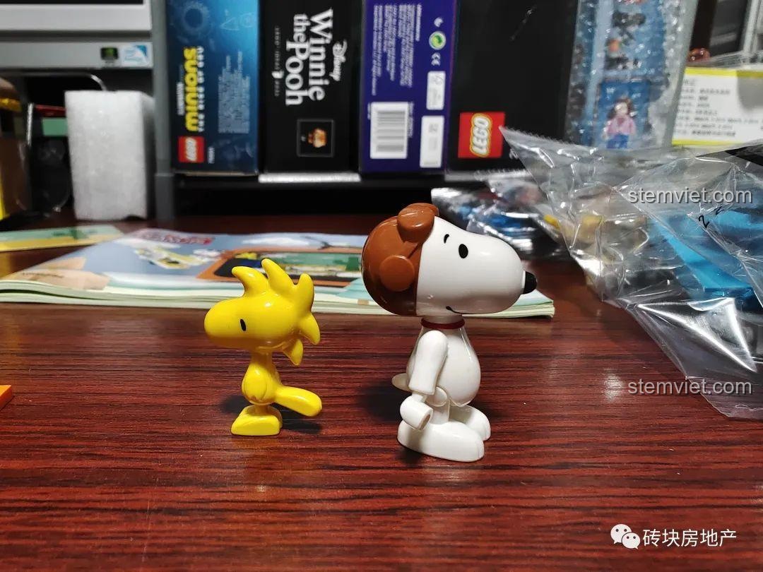 Các bộ phận bên trong hộp đồ chơi TV Snoopy LN8082