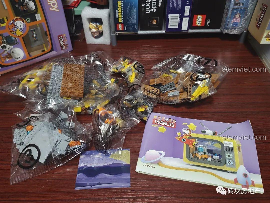 Các bộ phận bên trong hộp đồ chơi lắp ráp TV Snoopy LN8081