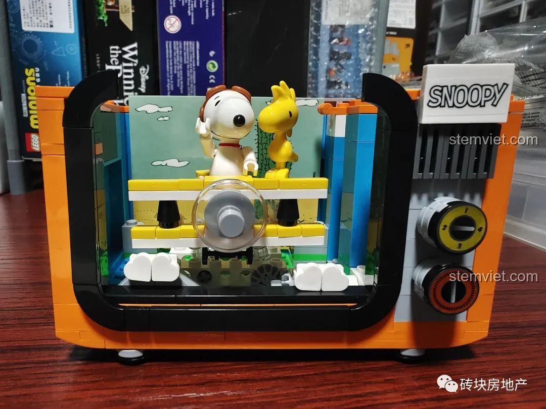 Dán sticker Snoopy lên mặt trước đồ chơi TV Snoopy LN8082