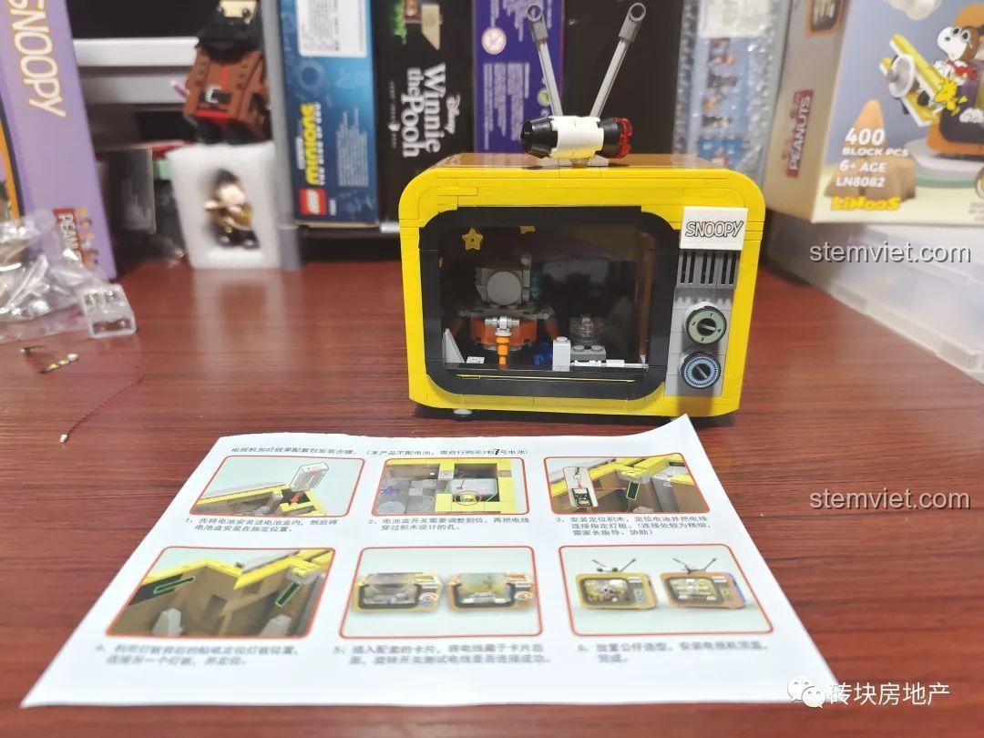 Dán sticker Snoopy lên mặt trước đồ chơi TV Snoopy LN8081