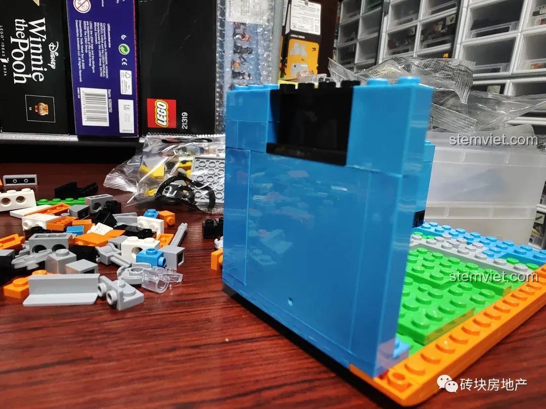 Đang lắp ráp phần đế của đồ chơi TV Snoopy LN8082