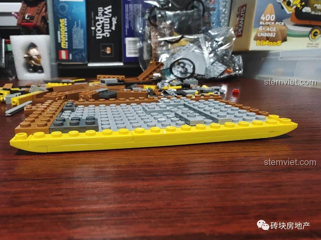 Đang lắp ráp phần đế của đồ chơi TV Snoopy LN8081