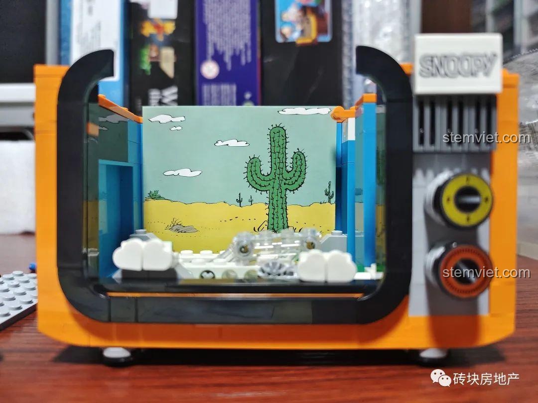 Phần bên trong đồ chơi TV Snoopy LN8082 đang được lắp ráp