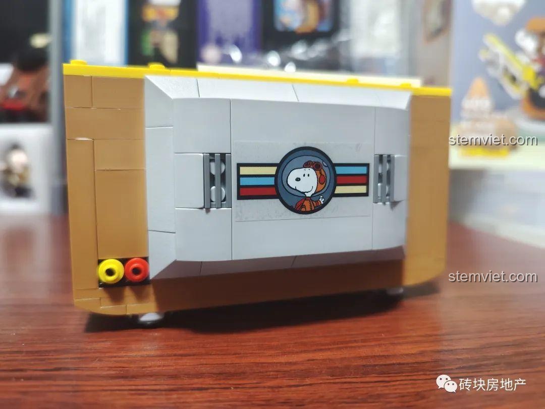 Phần bên trong đồ chơi TV Snoopy LN8081 đang được lắp ráp